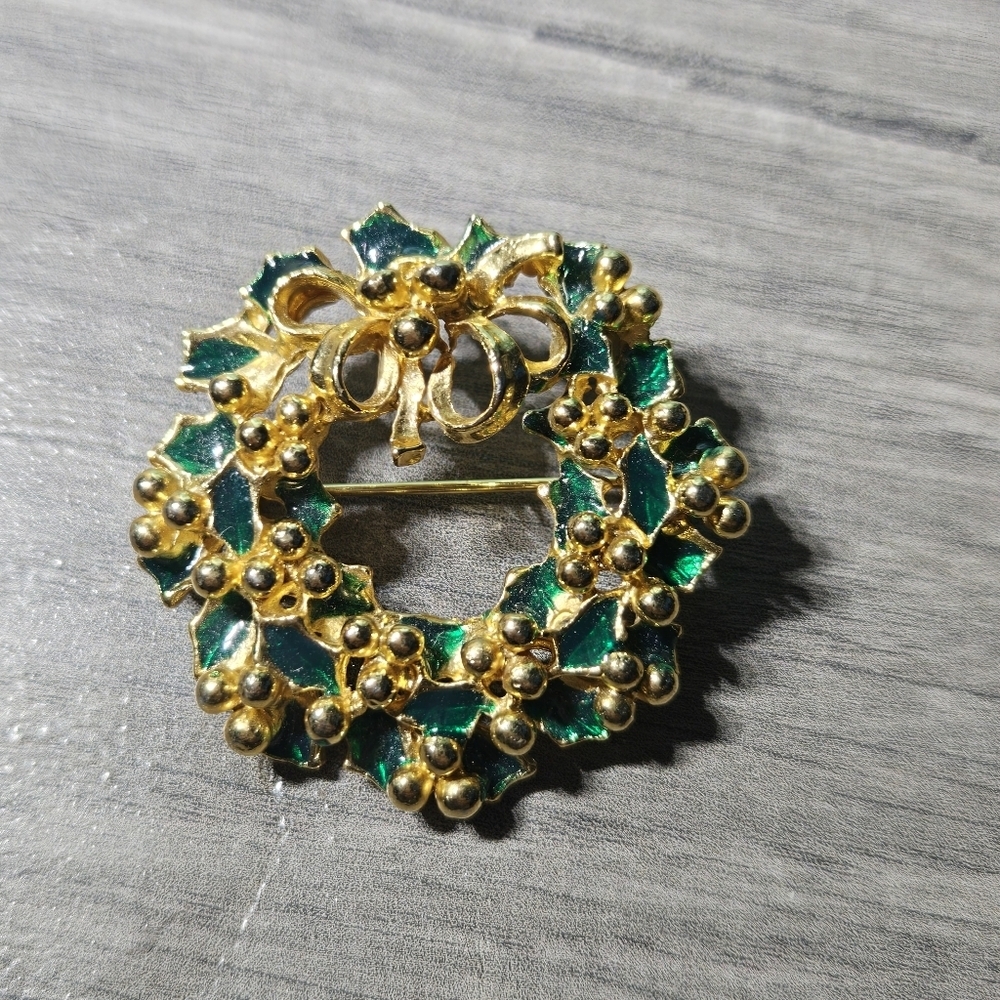 Elegant Gold and Green Wreath Brooch